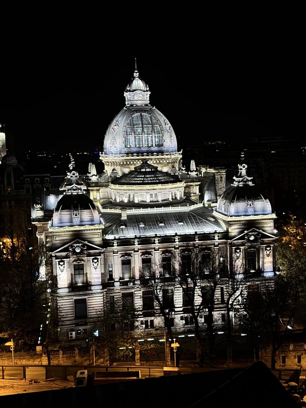 Un edificio storico di Bucarest illuminato di notte