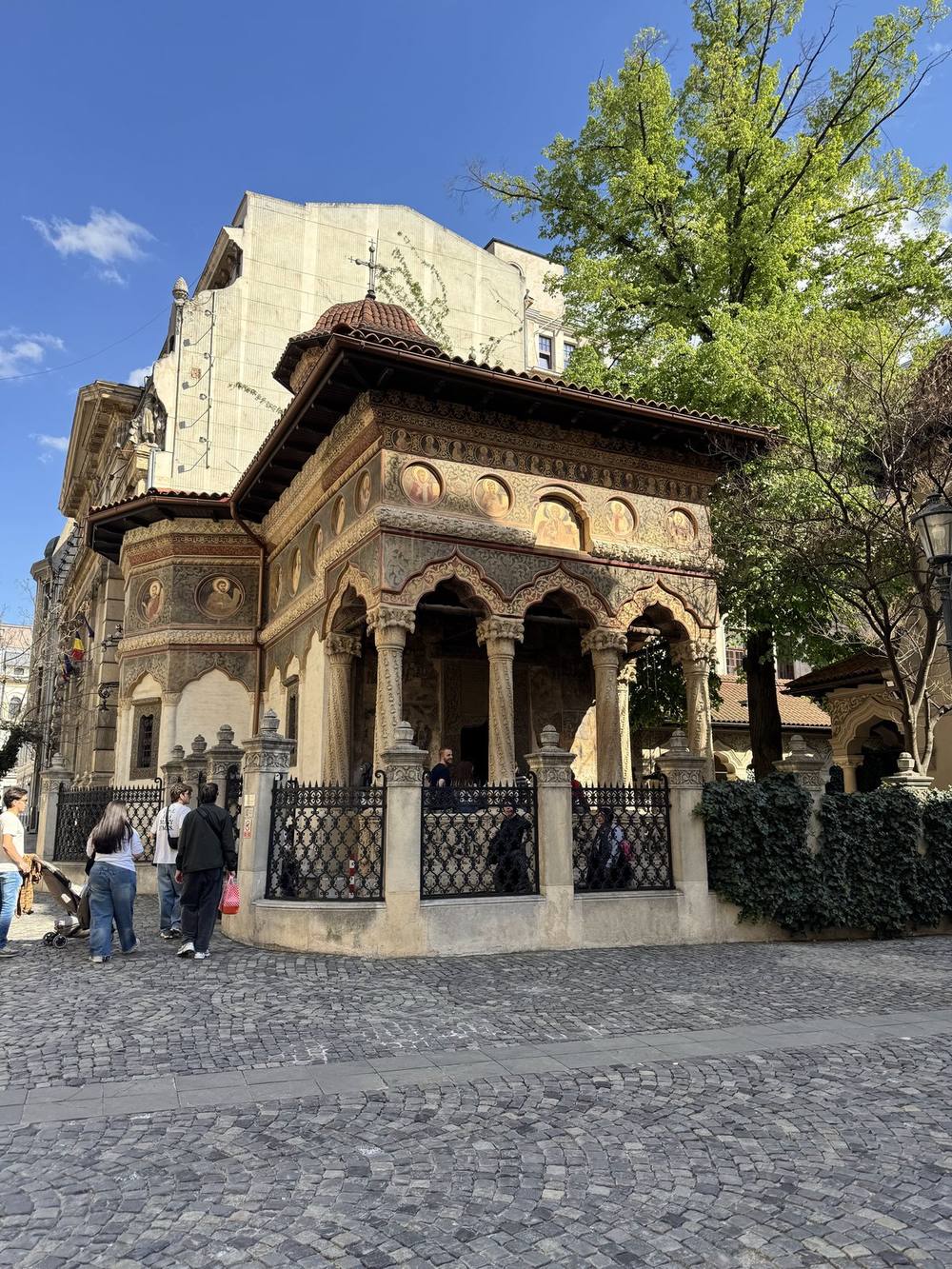 La facciata dipinta della chiesa di Stavropoleos